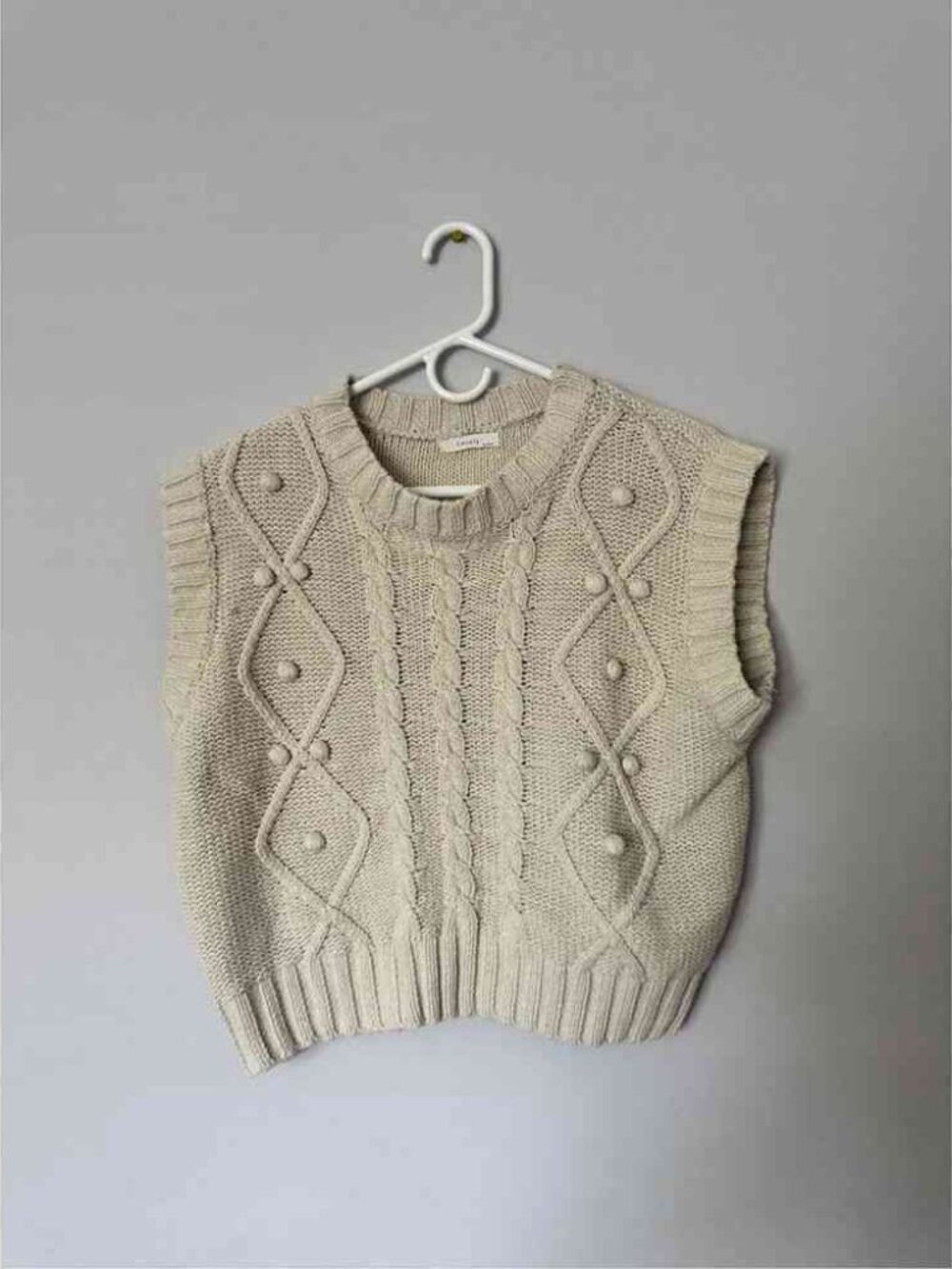 Lovely byKorea cream white sweater vest size medium   no size tag but fits to b